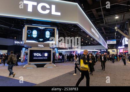 Las Vegas, Stati Uniti. 8 gennaio 2025. Lo stand TCL al Las Vegas Convention Center durante il CES 2025 di Las Vegas l'8 gennaio 2025. (Foto di Travis P Ball/Sipa USA) credito: SIPA USA/Alamy Live News Foto Stock