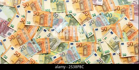 Molte banconote europee in euro. Molte banconote in valuta dell'unione europea da vicino. Molte banconote europee in euro. Molte banconote europee Foto Stock
