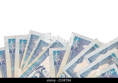 50 rupie nepalesi bollette si trovano sul lato inferiore dello schermo isolato su sfondo bianco con spazio per la copia. Modello di banner di background per i concetti aziendali Foto Stock