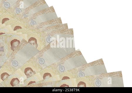 1000 banconote thailandesi in baht sono isolate su sfondo bianco con spazio per le copie impilato nel primo piano del ventilatore. Concetto di tempo del giorno di paga o operazioni finanziarie. 1000 Foto Stock