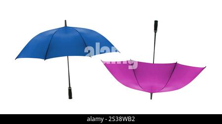 ombrelli blu e rosa isolati su sfondo bianco. ombrelli blu e rosa isolati Foto Stock