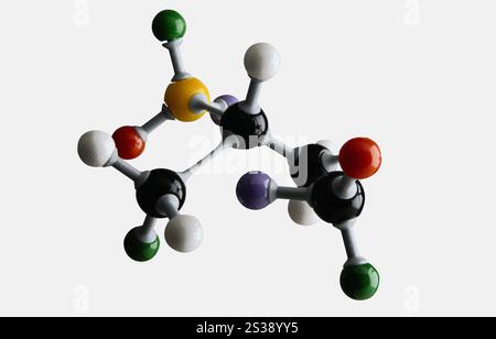 Modello colorato con struttura molecolare che raffigura legami chimici e disposizione atomica isolati su uno sfondo bianco. modello molecolare 3d su bianco Foto Stock