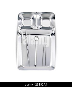Strumenti medici in un vassoio di acciaio isolato su sfondo bianco. Strumenti medici in un vassoio di acciaio Foto Stock
