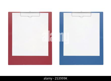 papper bianco bianco con pin isolato su sfondo bianco. papper bianco con spillo Foto Stock
