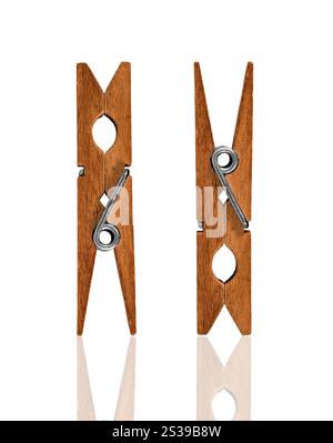 vecchi appendiabiti di legno su un bianco. vecchie spille di legno Foto Stock