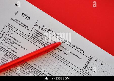 Modulo fiscale indonesiano 1770 dichiarazione dei redditi individuali e penna sul tavolo primo piano Foto Stock