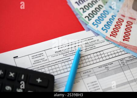 Lettera di notifica del modulo fiscale indonesiano TSS per il periodo di imposta finale sul reddito articolo 4, paragrafo 2, relativo alla contabilità. Notifica del modulo fiscale indonesiano Foto Stock