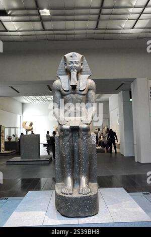 Abu Dhabi, Emirati Arabi Uniti, 23 anni. gennaio 2024: Statua del faraone Ramses II sul suo trono, XIII secolo a.C., Louvre Abu Dhabi Foto Stock