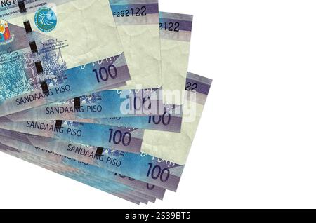 100 banconote di piso delle Filippine si trovano in un piccolo mazzo o in una confezione isolata su bianco. Mockup con spazio di copia. Concetto di business e cambio valuta. 100 Foto Stock