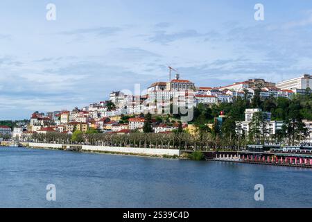 Panorama della città di Coimbra in Portogallo. Vista del centro e del fiume Mondego. Bellissimo paesaggio urbano. Panorama della città di Coimbra in Foto Stock