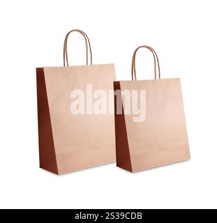 Sacchetti di carta isolati su sfondo bianco. Sacchetti di carta Foto Stock