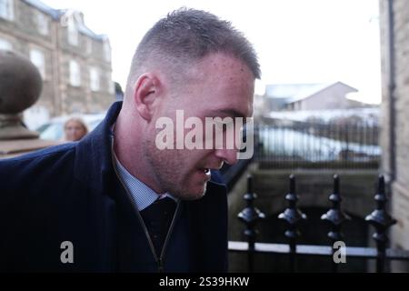 L'ex capitano di rugby scozzese Stuart Hogg arriva alla Corte dello sceriffo di Selkirk, per aver condannato dopo aver precedentemente ammesso di aver abusato della moglie nel corso di cinque anni. Data foto: Giovedì 9 gennaio 2025. Foto Stock