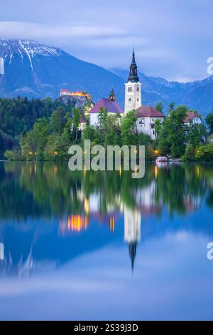Vista sul lago di Bled in primavera con la piccola isola e la chiesa dell'Assunzione di Maria. Bled, alta Carniola, Slovenia. Foto Stock