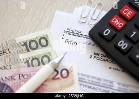 Informazioni sull’ammontare del reddito o della perdita derivante da attività economica non agricola, modulo PIT-B sulla tabella contabile con banconote in PEN e zloty money polacche Foto Stock