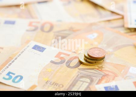 Una quantità enorme di cinquanta banconote in euro europee in un enorme cumulo da vicino. Una quantità enorme di cinquanta banconote in euro europee in un enorme cumulo Foto Stock