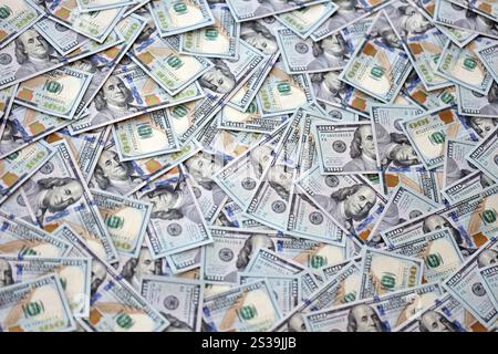 Un grosso ammontare di banconote da cento dollari da chiudere. Un'enorme quantità di banconote statunitensi su una tavola piatta. Un numero molto elevato di cento dollari Foto Stock