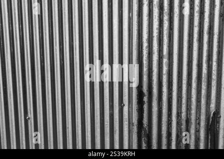 Sfondo industriale arrugginito vecchio grunge parete in zinco arrugginito per sfondo testurizzato ruggine zincata ruggine e ferro ondulato con struttura in acciaio graffiato Foto Stock