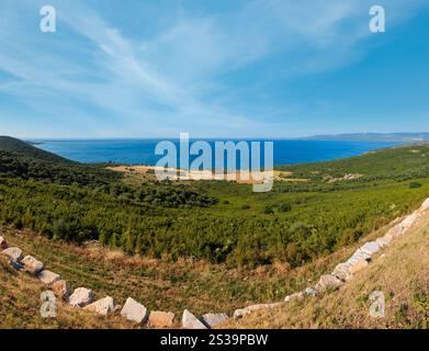 Estate vista panoramica del Lago di Varano (lago di Varano) sul Gargano in Puglia, Italia Foto Stock