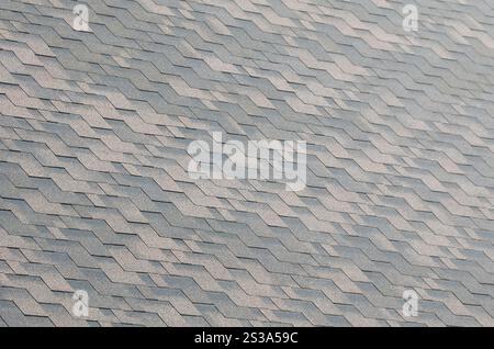 Le assicelle flessibili di bitume di superficie di copertura. Mosaico di sfondo la texture del tetto piatto di piastrelle con rivestimento bituminoso Foto Stock