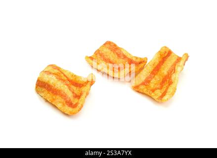 Patatine di pancetta. Deliziosi spuntini con pancetta isolati su sfondo bianco. Pancetta con spuntini salati in pellet. Patatine affumicate al gusto di bacon. Foto Stock