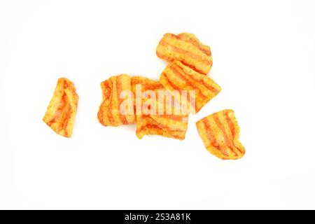 Patatine di pancetta. Deliziosi spuntini con pancetta isolati su sfondo bianco. Pancetta con spuntini salati in pellet. Patatine affumicate al gusto di bacon. Foto Stock