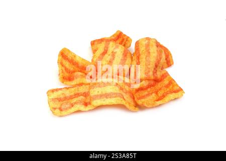 Patatine di pancetta. Deliziosi spuntini con pancetta isolati su sfondo bianco. Pancetta con spuntini salati in pellet. Patatine affumicate al gusto di bacon. Foto Stock