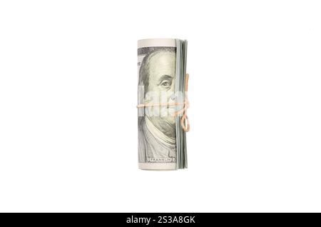 Dollari AMERICANI arrotolati e serrati con banda isolata su sfondo bianco. Soldi americani. Dollari AMERICANI arrotolati e serrati con la banda isolata Foto Stock