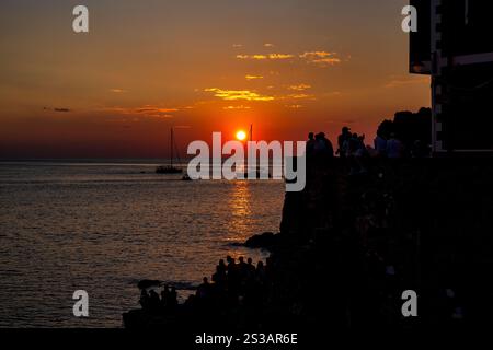 Tramonto sul Mar Ligure dal villaggio di pescatori di Riomaggiore nel Parco Nazionale delle cinque Terre nella regione Liguria del nord-ovest Italia Foto Stock
