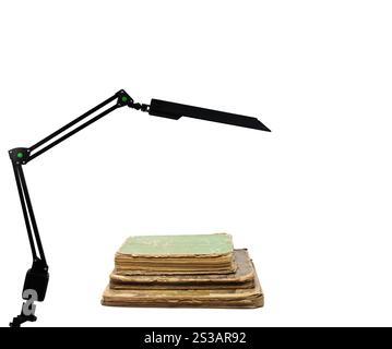 Libro retrò e lampada moderna isolata su sfondo bianco. Libro retrò e lampada moderna Foto Stock