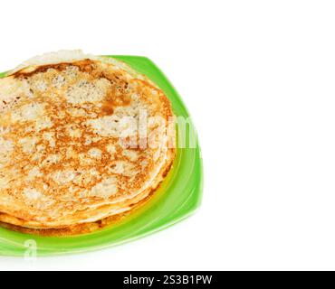 i pancake fatti in casa si impilano su un piatto isolato su sfondo bianco. i pancake fatti in casa si impilano sul piatto Foto Stock