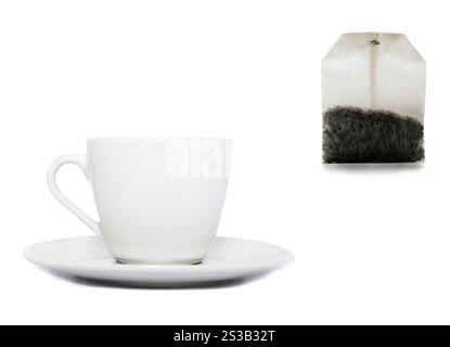bustina di tè e tazza isolata su sfondo bianco. una bustina di tè e una tazza Foto Stock