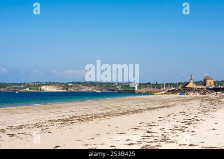 La Plage du Corréjou, Camaret-sur-Mer, Finistère, Bretagna, Francia, con la Torre di Vauban e la Chapelle de Notre-Dame de Rocamadour in lontananza Foto Stock