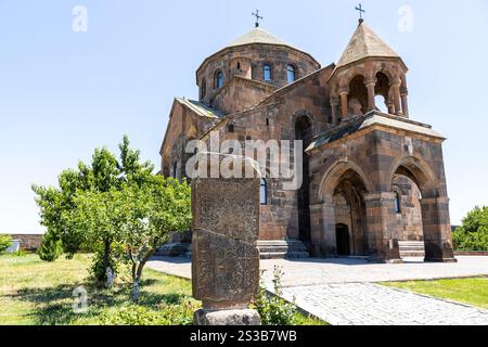 Antica pietra a croce di khachkar e chiesa di Sant'Hripsime a Etchmiadzin, Armenia, il giorno d'estate? La chiesa di St Hripsime è stata inserita nell'elenco mondiale dell'UNESCO Foto Stock