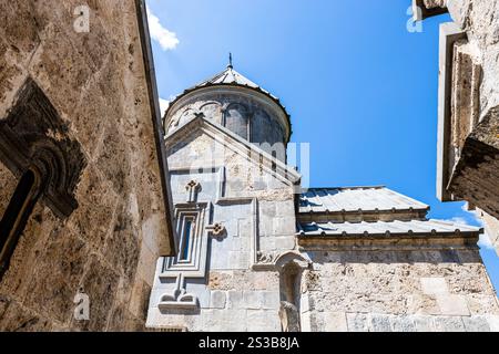 Muro della Chiesa di Sant'Astvatsatsin nel monastero di Haghartsin vicino alla città di Dilijan nella provincia di Tavush in Armenia durante il sole del giorno estivo Foto Stock