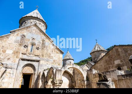 Vista della chiesa di Sant'Astvatsatsin dal patio del monastero di Haghartsin vicino alla città di Dilijan, nella provincia di Tavush, in Armenia, nelle soleggiate giornate estive Foto Stock