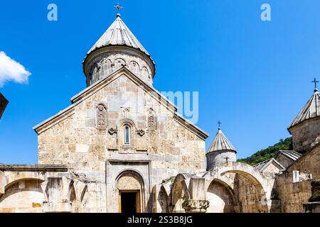 Facciata della chiesa di S. Astvatsatsin nel monastero di Haghartsin vicino alla città di Dilijan nella provincia di Tavush in Armenia, nelle soleggiate giornate estive Foto Stock