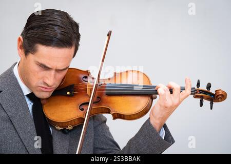 Il violinista Charlie Siem suona il violino Joachim-ma Stradivari al Sotheby's di Londra, in vista della sua vendita alla Masters Week di New York il 7 febbraio, dove si stima che lo strumento realizzato da Antonio Stradivari nel 1714 sia destinato a incassare 12-18 milioni di dollari, con tutti i proventi a beneficio del New England Conservatory. Rinomato per il suo suono straordinario e la sua squisita bellezza, il violino fa parte del "periodo d'oro" di Stradivari, ampiamente considerato come l'apice della sua arte. Data foto: Giovedì 9 gennaio 2025. Foto Stock