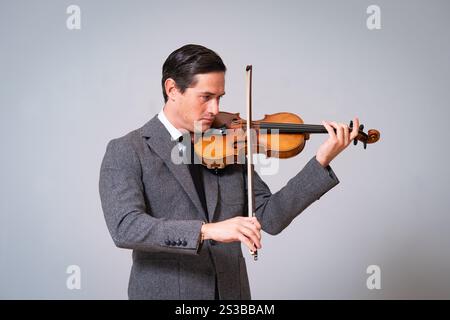 Il violinista Charlie Siem suona il violino Joachim-ma Stradivari al Sotheby's di Londra, in vista della sua vendita alla Masters Week di New York il 7 febbraio, dove si stima che lo strumento realizzato da Antonio Stradivari nel 1714 sia destinato a incassare 12-18 milioni di dollari, con tutti i proventi a beneficio del New England Conservatory. Rinomato per il suo suono straordinario e la sua squisita bellezza, il violino fa parte del "periodo d'oro" di Stradivari, ampiamente considerato come l'apice della sua arte. Data foto: Giovedì 9 gennaio 2025. Foto Stock