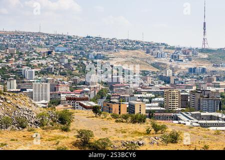 Sopra la vista del quartiere Nork-Marash e della Torre della televisione nella città di Yerevan dal Monumento al 50° anniversario nella soleggiata giornata estiva Foto Stock