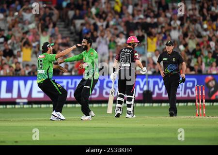 MELBOURNE, AUSTRALIA. 9 gennaio 2025. Usama Mir dei Melbourne Stars festeggia con Marcus Stoinis dopo che Jack Edwards dei Sydney Sixers è stato catturato e bocciato durante la Big Bash League, Melbourne Stars vs Sydney Sixers al Melbourne Cricket Ground, Melbourne, Australia il 9 gennaio 2025 credito: Karl Phillipson/Alamy Live News Foto Stock