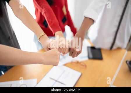 Team building gruppo di persone le mani d'affari asiatiche si uniscono ai team di partnership Empower il primo cerchio per il lavoro di squadra Foto Stock