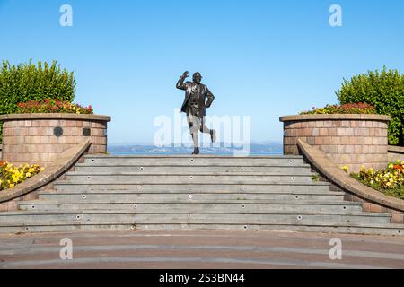 Statua del famoso comico Eric Morecambe sul lungomare della cittadina costiera di Morecambe, Lancashire, Inghilterra. Foto Stock
