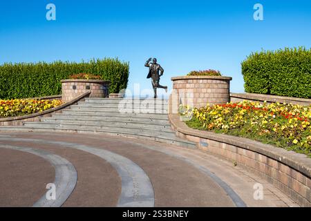 Statua del famoso comico Eric Morecambe sul lungomare della cittadina costiera di Morecambe, Lancashire, Inghilterra. Foto Stock