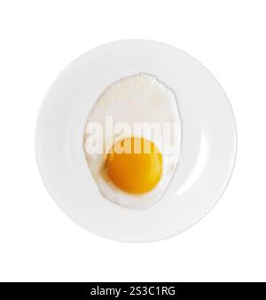 Vista dall'alto del piatto bianco con uova fritte isolate su sfondo bianco. Vista dall'alto del piatto bianco con uova fritte Foto Stock