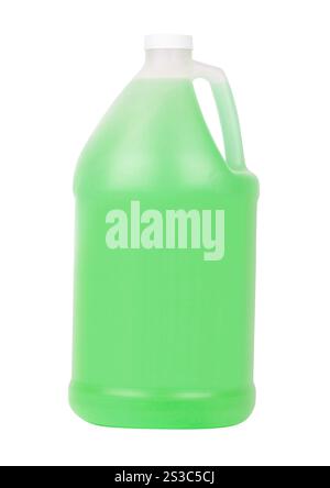 Bottiglia di plastica verde per detersivo liquido per bucato. Flacone in plastica viola per detersivo liquido per bucato Foto Stock