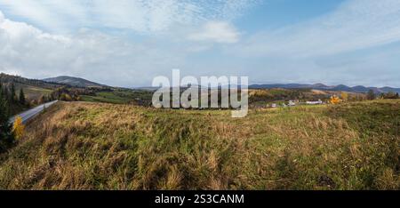 Le montagne Carpazi e l'autostrada sul passo di montagna, Ucraina. Foto Stock