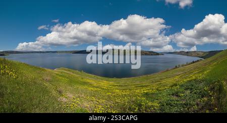 Ucraina senza aggressione russa. Splendida vista primaverile sul canyon del fiume Dnister, sulla regione di Chernivtsi, Ucraina. Foto Stock