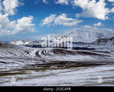 Montagne colorate Landmannalaugar sotto la neve in autunno, Islanda Foto Stock