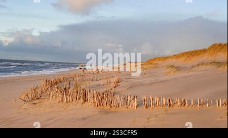 Weststrand Hörnum auf der Insel Sylt, der kilometerlange Dünenstrand ist ein Markenzeichen der nördlichsten Insel Deutschlands 04.01.25 *** Weststrand Hörnum sull'isola di Sylt, la spiaggia di dune lunga chilometri è un marchio registrato dell'isola più settentrionale della Germania 04 01 25 Foto Stock