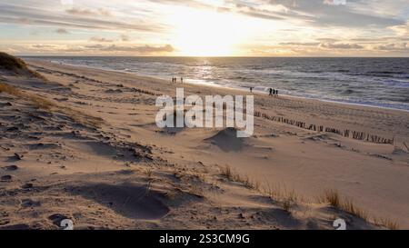 Weststrand Hörnum auf der Insel Sylt, der kilometerlange Dünenstrand ist ein Markenzeichen der nördlichsten Insel Deutschlands 04.01.25 *** Weststrand Hörnum sull'isola di Sylt, la spiaggia di dune lunga chilometri è un marchio registrato dell'isola più settentrionale della Germania 04 01 25 Foto Stock